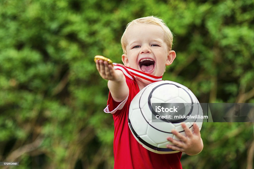행복함 축구 남자아이 된 선으로나 금메달 - 로열티 프리 1 스톡 사진