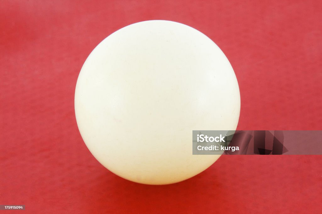 Красный Настольный теннис ракетки и мяч на нем - Стоковые фото В помещении роялти-фри