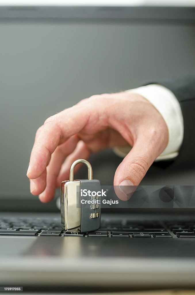 Problema della criminalità su internet - Foto stock royalty-free di Accessibilità