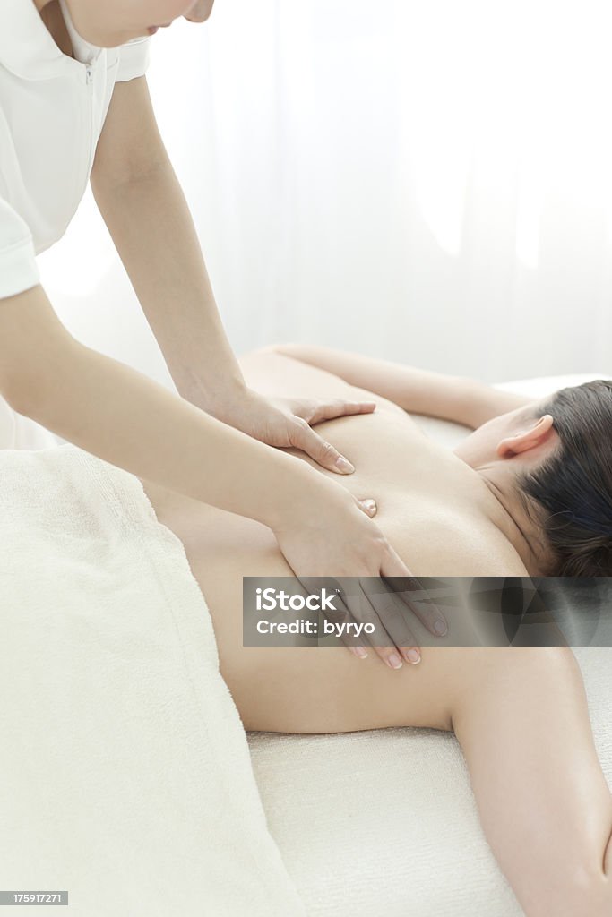 The esthetician, массаж спины - Стоковые фото Альтернативная терапия роялти-фри