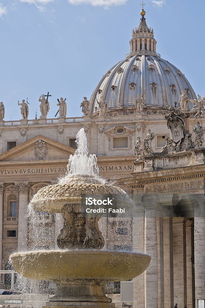 Cúpula da fonte e Basílica de São Pedro em Roma - Royalty-free Ao Ar Livre Foto de stock