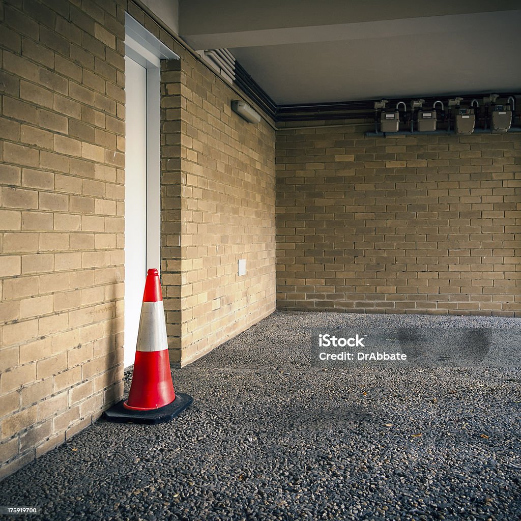 Baía de estacionamento com porta e Cone de Trânsito - Royalty-free 1970-1979 Foto de stock