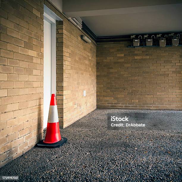 Baía De Estacionamento Com Porta E Cone De Trânsito - Fotografias de stock e mais imagens de 1970-1979