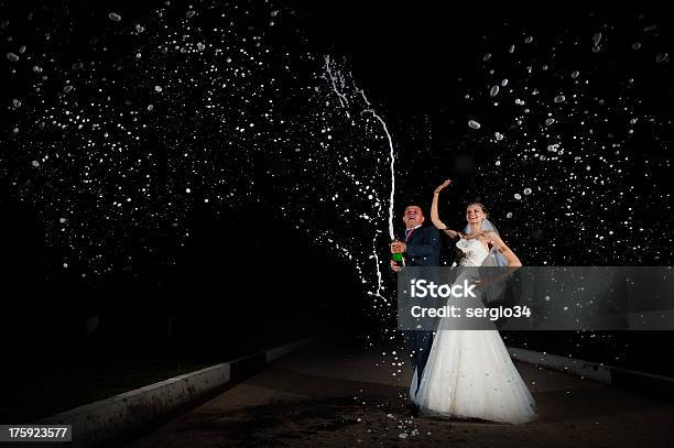 花嫁と花婿 - お祝いのストックフォトや画像を多数ご用意 - お祝い, しずく, しぶきを上げる