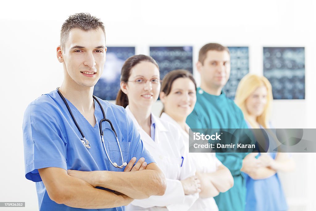 Il personale medico in piedi in radiologia pratica - Foto stock royalty-free di Adulto