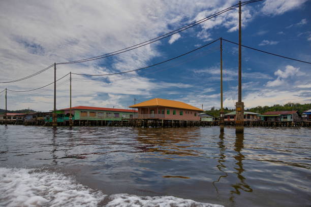 kampong ayer, un asentamiento tradicional de la aldea acuática en bandar seri begawan, la capital de brunei. - bandar seri begawan fotografías e imágenes de stock