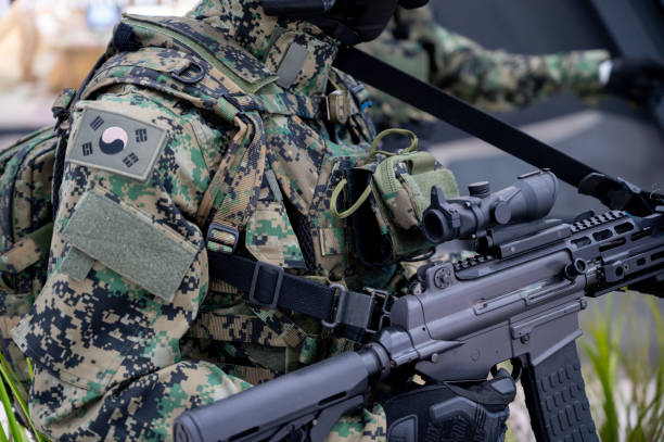 primer plano de soldado con uniforme militar con bandera coreana - ejército de corea del sur fotos fotografías e imágenes de stock