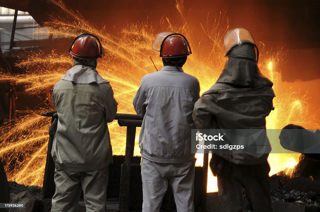 Três trabalhadores de ferro ou aço e está a trabalhar - Royalty-free Fábrica de Aço Foto de stock