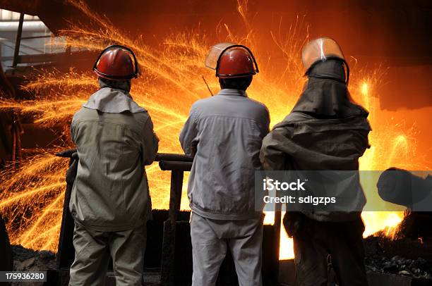 Três Trabalhadores De Ferro Ou Aço E Está A Trabalhar - Fotografias de stock e mais imagens de Fábrica de Aço