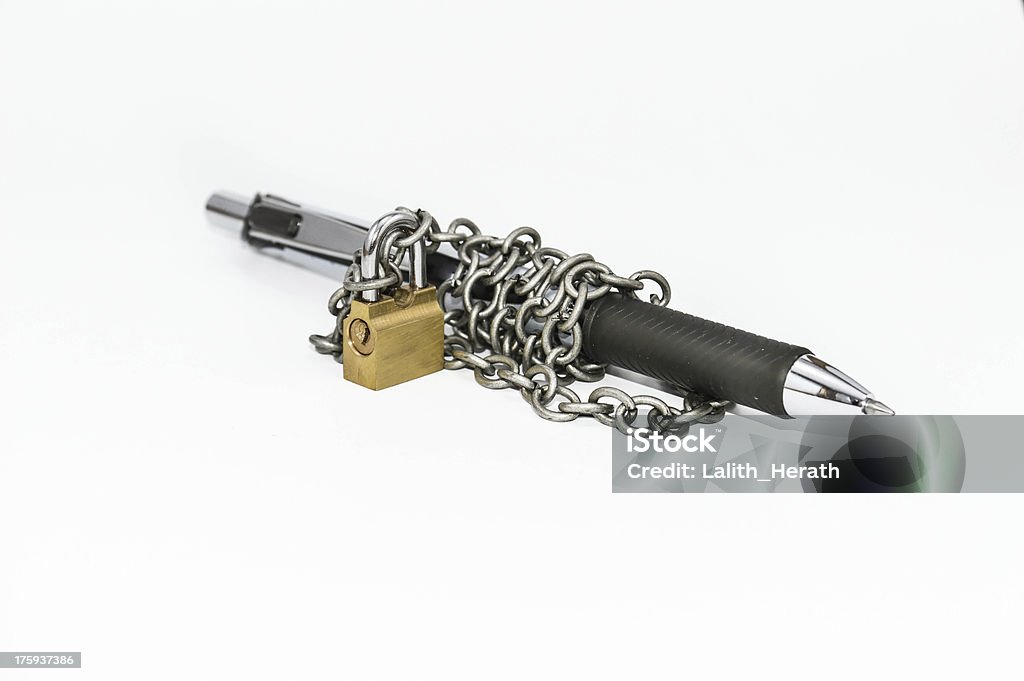 Penna con una catena e lucchetto - Foto stock royalty-free di Penna