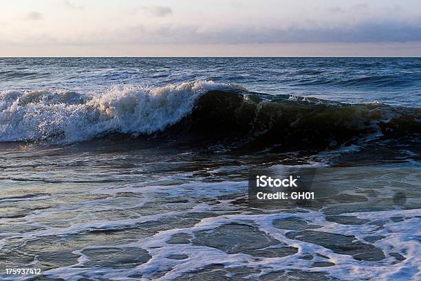 Foto de Quebrar Das Ondas e mais fotos de stock de Areia - Areia, Arrebentação, Azul