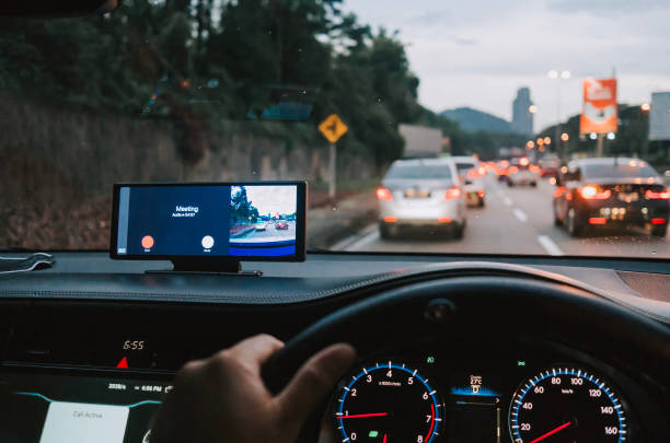 riunione online in movimento mentre si guida bloccati nel traffico - car driving businessman hands free device foto e immagini stock