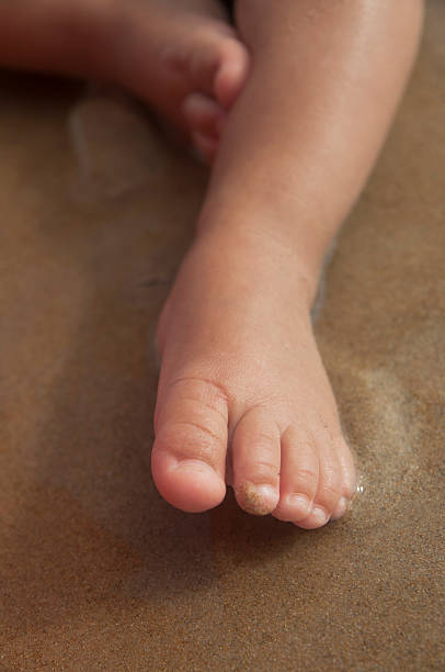 Bambino piedi nella sabbia primo piano - foto stock