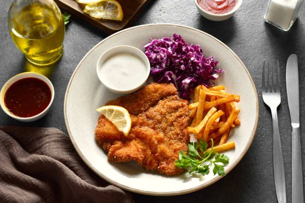 sznycel z frytkami ziemniaczanymi, surówką z kapusty i sosem - cutlet schnitzel french fries scaloppini zdjęcia i obrazy z banku zdjęć