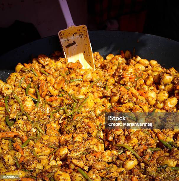 Papas Con Verduras Y Pollo A La Provenzal Foto de stock y más banco de imágenes de Alimento - Alimento, Amarillo - Color, Arriba de