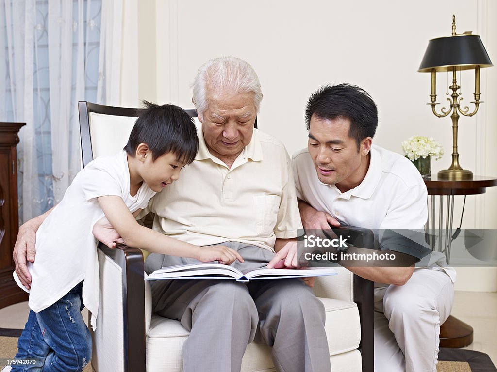 Три поколения семьи - Стоковые фото Внук роялти-фри