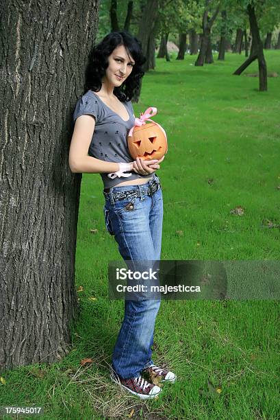 Halloween Stockfoto und mehr Bilder von Blatt - Pflanzenbestandteile - Blatt - Pflanzenbestandteile, Braunes Haar, Durchlocht