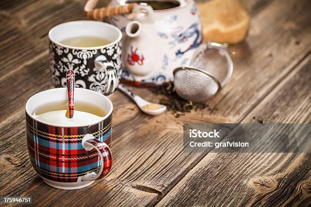 Tetera Y Una Taza Foto de stock y más banco de imágenes de Alfarería - Alfarería, Bebida, Calor