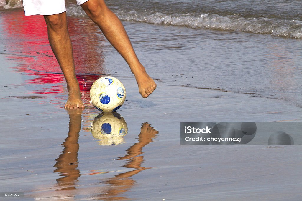 Mann am Strand Ausgleich Fußball-Spielball - Lizenzfrei Aktivitäten und Sport Stock-Foto