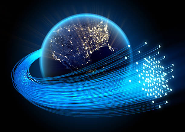 câbles à fibres optiques autour de la terre, états-unis, des veilleuses - text global communications earth globe photos et images de collection