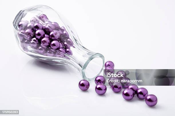 Фиолетовый Beadl В Стеклянной Бутылке — стоковые фотографии и другие картинки Бусина - Бусина, Семя, Без людей