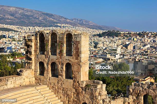 Odeon Theater In Blick Auf Die Akropolis Stockfoto und mehr Bilder von Akropolis - Athen - Akropolis - Athen, Alt, Amphitheater