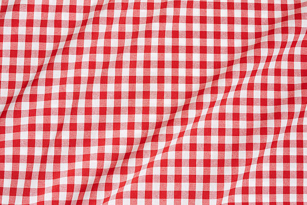 ondulé nappe rouge et blanc - plaid textile red cotton photos et images de collection