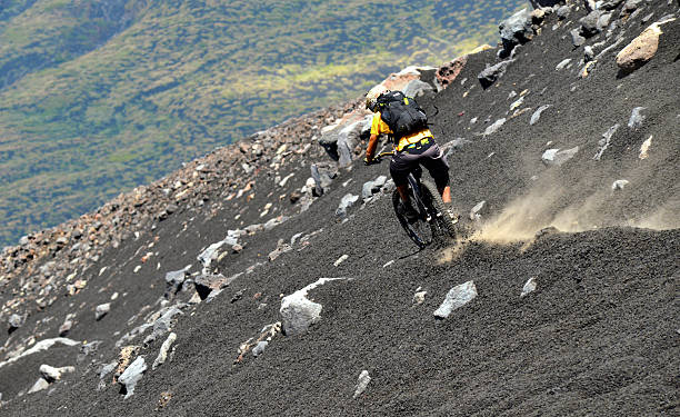 biker in discesa decrescente, dal monte Etna - foto stock
