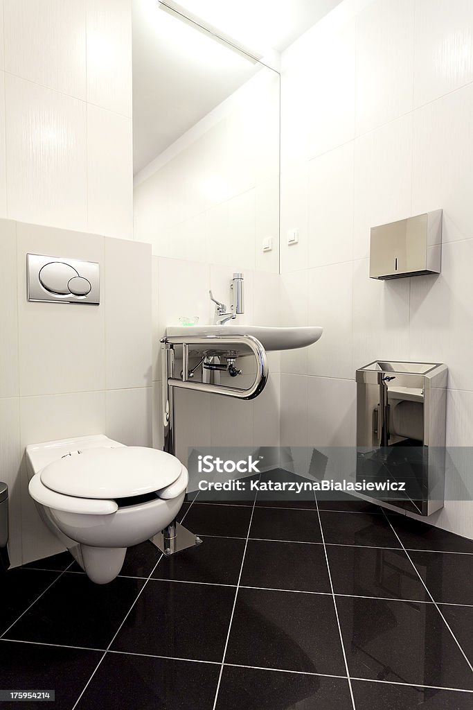 Banheiro para pessoas com deficiência - Foto de stock de Arquitetura royalty-free