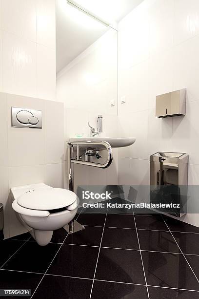 Foto de Banheiro Para Pessoas Com Deficiência e mais fotos de stock de Arquitetura - Arquitetura, Azulejo, Bacia d'água