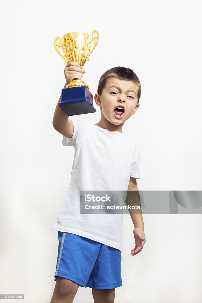 Ragazzino celebra il trofeo d'oro - Foto stock royalty-free di Bambini maschi