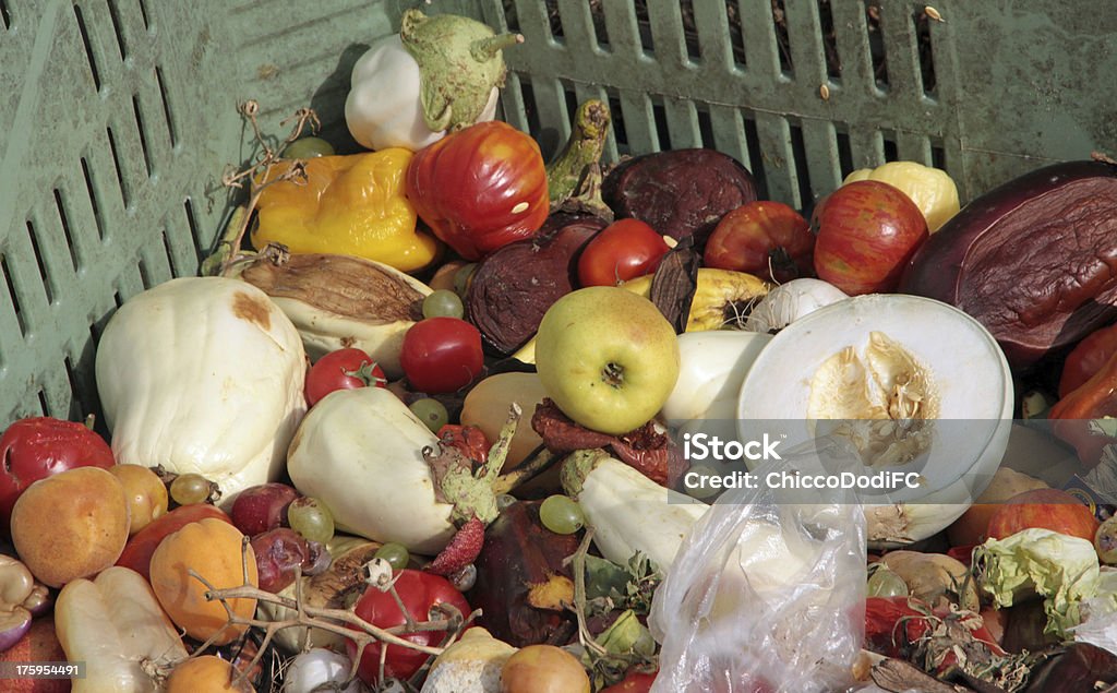 rotten pedaços de frutas, verduras e legumes - Foto de stock de Lixo royalty-free