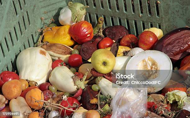 Foto de Rotten Pedaços De Frutas Verduras E Legumes e mais fotos de stock de Lixo - Lixo, Abobrinha, Agricultura