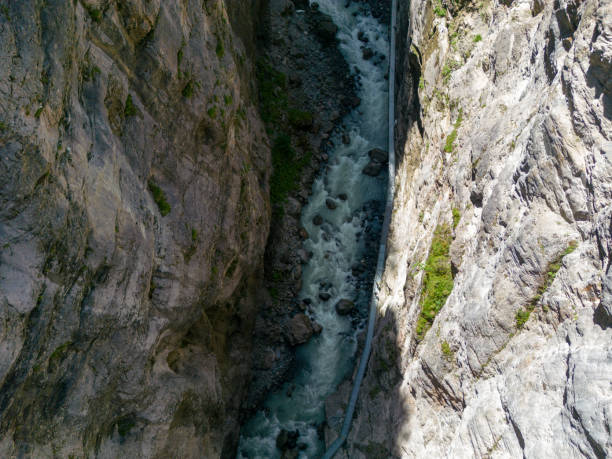 blick von oben auf die gletscherschlucht von grindelwald in der schweiz - hill grindelwald village landscape stock-fotos und bilder