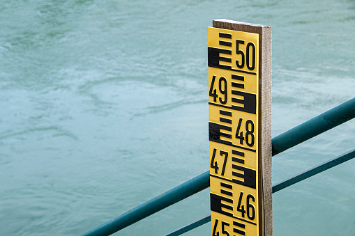Close-up of a high water level. (Highest level 5 meters, division in centimeters).