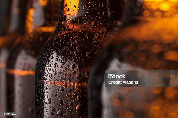 Garrafas De Cerveja - Fotografias de stock e mais imagens de Bebida Fresca - Bebida Fresca, Garrafa, Cerveja