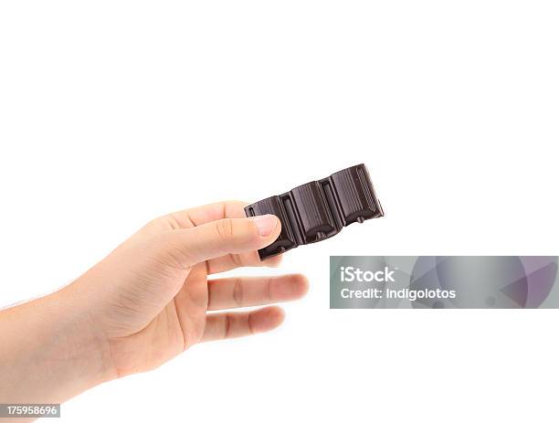 Mano Tiene Oscuridad Barra De Chocolate Foto de stock y más banco de imágenes de Abstracto - Abstracto, Alimento, Comida gourmet