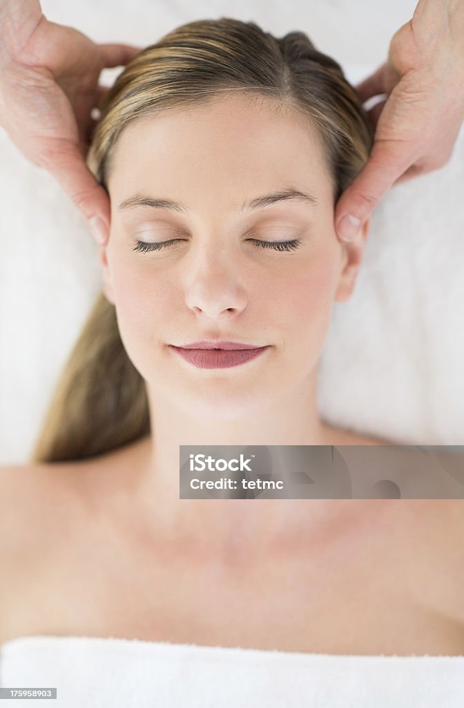 Femme détendue recevoir Massage de la tête au Spa Santé - Photo de 20-24 ans libre de droits