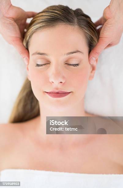 Mulher Relaxada Receber Massagem Na Cabeça Em Salão De Saúde - Fotografias de stock e mais imagens de 20-24 Anos