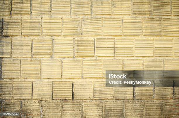 Sporco Grunge Texture Muro Sfondo Giallo Blocchi - Fotografie stock e altre immagini di A forma di blocco - A forma di blocco, Ambientazione esterna, Architettura