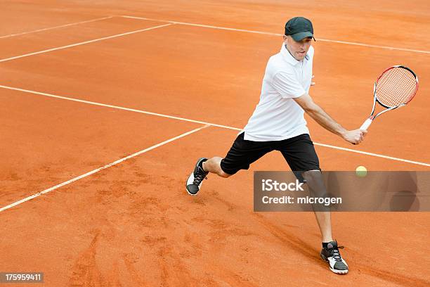 Foto de Jogador De Tênis e mais fotos de stock de Tênis - Esporte de Raquete - Tênis - Esporte de Raquete, Laranja - Descrição de Cor, Homens