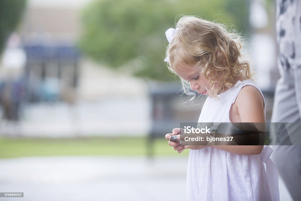 Kleines Mädchen spielt mit smartphone - Lizenzfrei Brand Name Online Messaging Platform Stock-Foto
