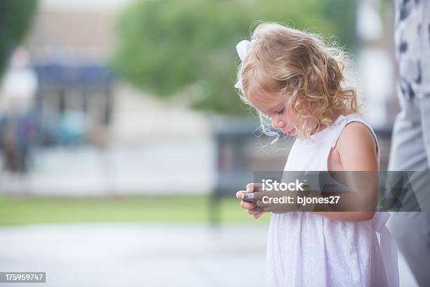 Kleines Mädchen Spielt Mit Smartphone Stockfoto und mehr Bilder von Brand Name Online Messaging Platform - Brand Name Online Messaging Platform, Brand Name Video Game, Computerspiel-Konsole