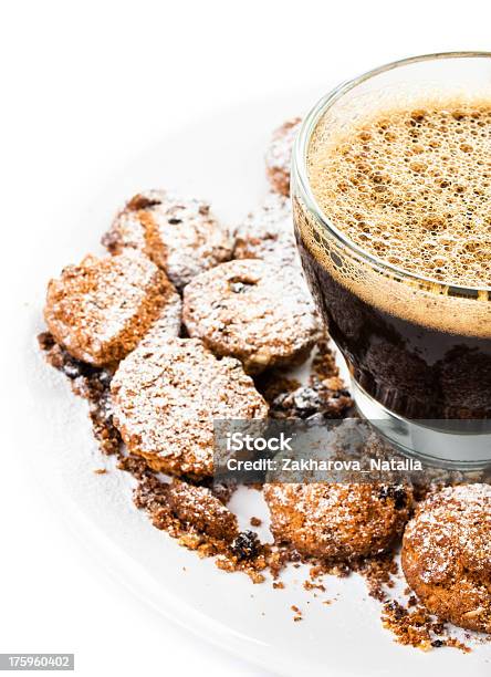 Foto de Xícara De Café Expresso E Biscoitos No Branco Pequeno e mais fotos de stock de Atividades de Fins de Semana