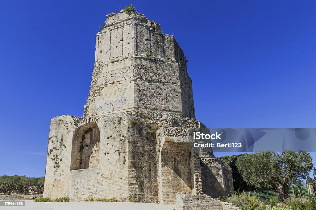 Roman tower de Nimes, Provence, Francia - Foto de stock de Maison Carrée libre de derechos