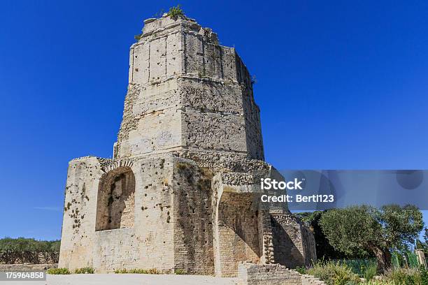 Roman Tower De Nimes Provence Francia Foto de stock y más banco de imágenes de Maison Carrée - Maison Carrée, Nimes, Aire libre