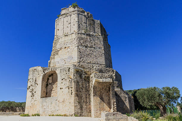 roman tower в город ним, прованс, франция - carree стоковые фото и изображения