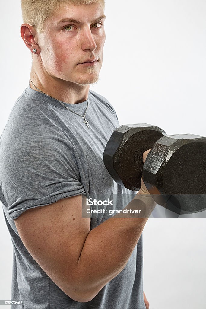 Joven levantar Dumbell - Foto de stock de Adulto libre de derechos