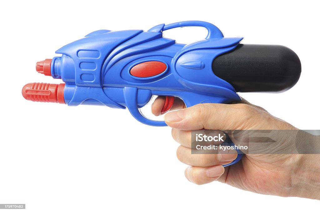 Isolé vue de tenant bleus Pistolet à eau sur fond blanc - Photo de Pistolet en plastique libre de droits