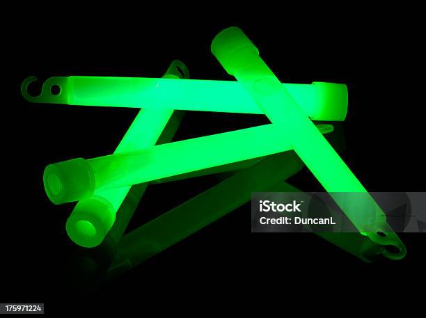 Glow Stick - Fotografie stock e altre immagini di Ambientazione interna - Ambientazione interna, Attrezzatura per illuminazione, Colore brillante